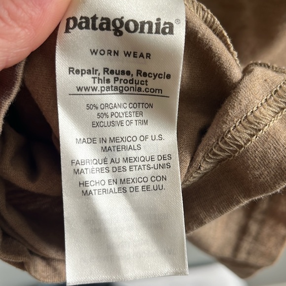 Patagonia men’s tan tee with fish and trident graphic - Picture 7 of 7